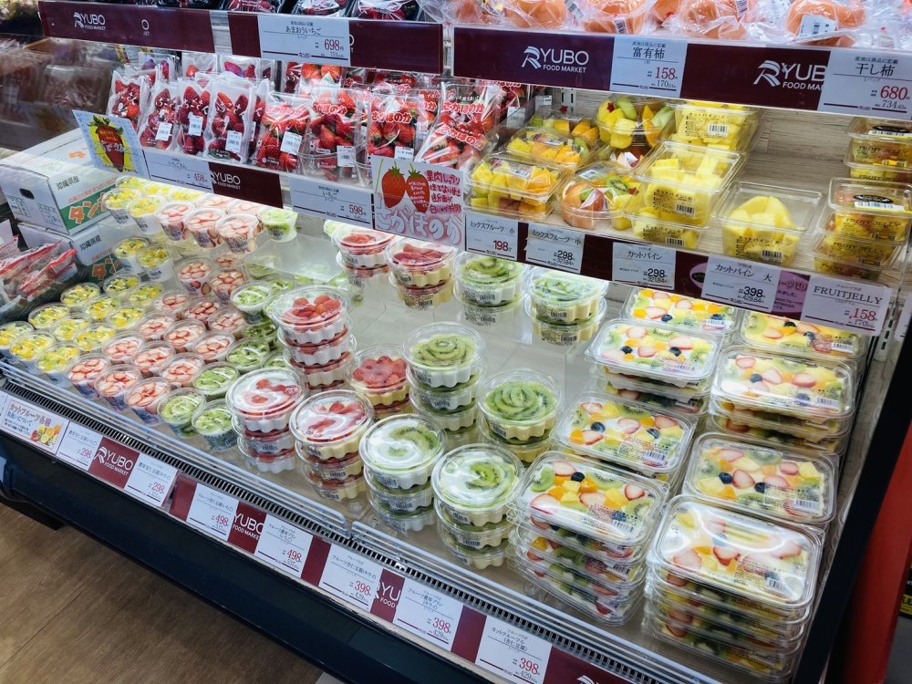 店頭に並ぶカットフルーツ商品